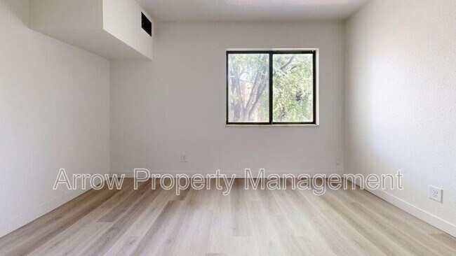 Building Photo - 207 E Arbor Ave