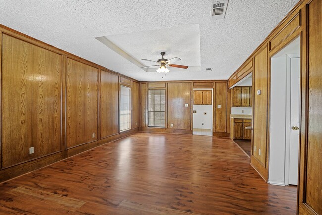 Building Photo - 223 E Pritchard Ln