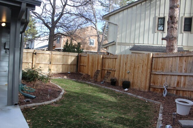 Building Photo - 5 BR/3 1/2 BA in the Desirable Meadowglen Community!!