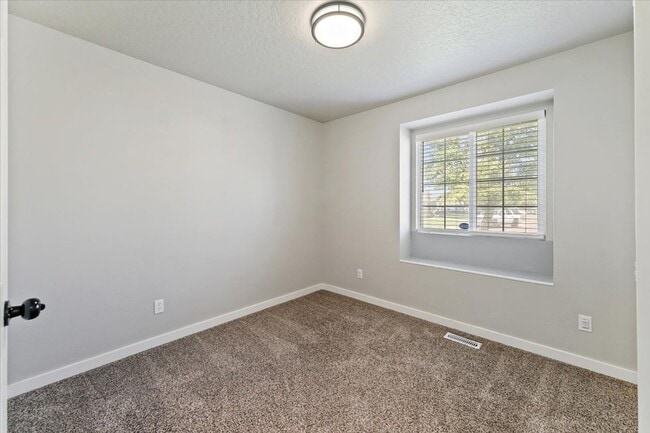 Building Photo - Stylish 3-Bed Home with Spacious Backyard ...