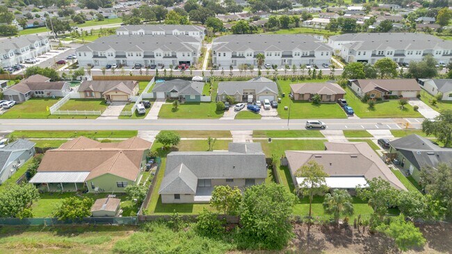 Building Photo - 398 Buttonwood Dr