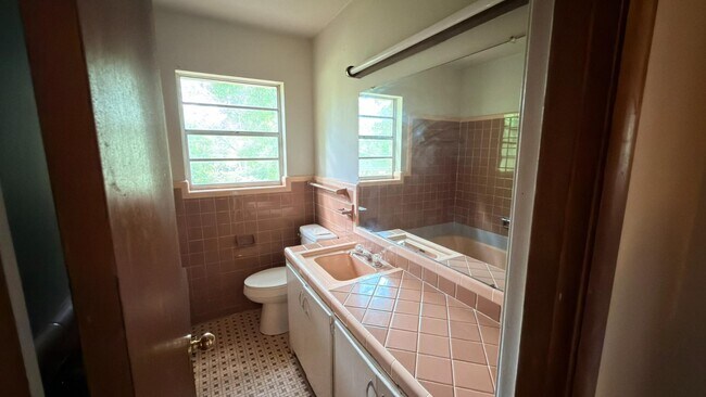 Building Photo - 1254 Lake Cir Dr W