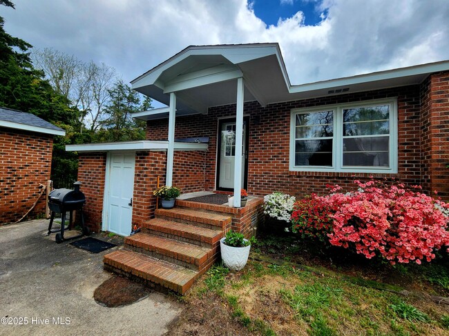 Building Photo - 167 Peninsula Manor Rd