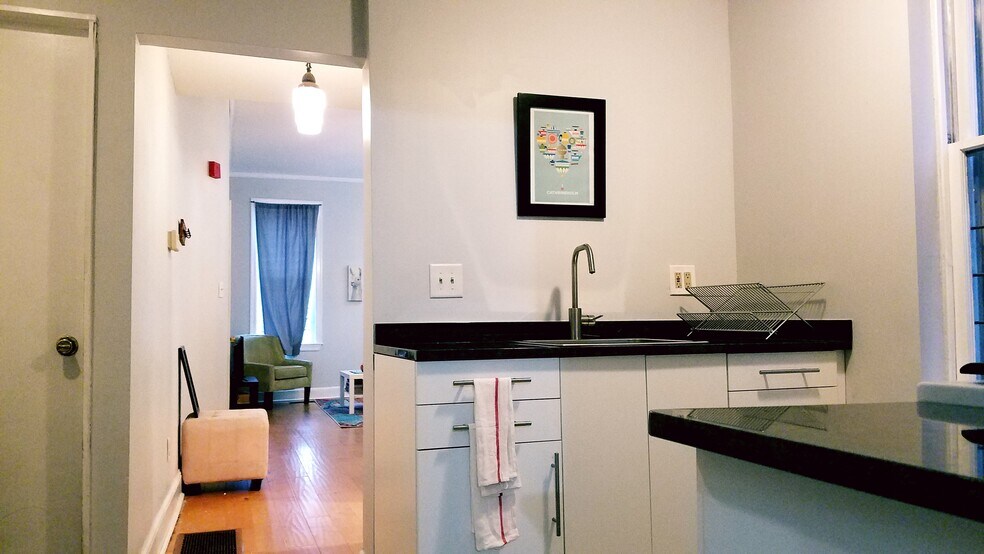 Full size kitchen looking towards living room - 522 N 15th St