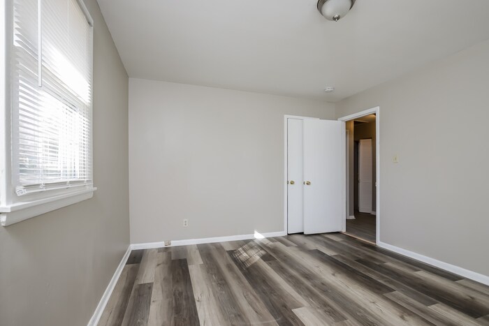 Building Photo - 2616 Shady Lawn Dr