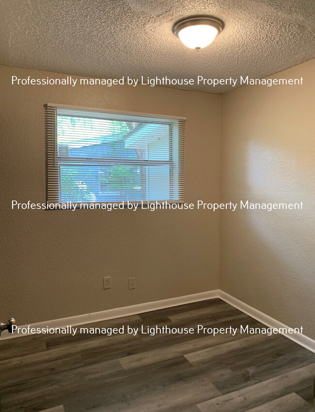 Building Photo - Just Renovated! 3/1.5 in Sherwood Forest!