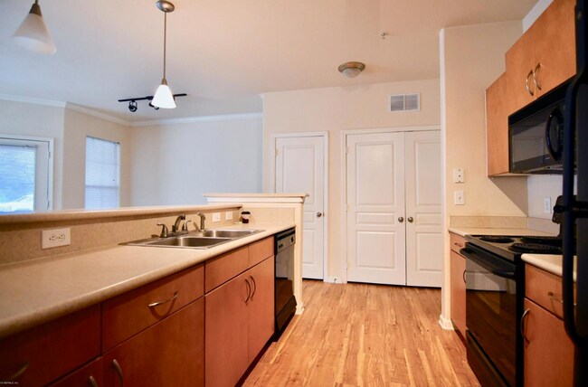 Building Photo - Gardens of Bridgehampton - 1 bed - 1 bath ...