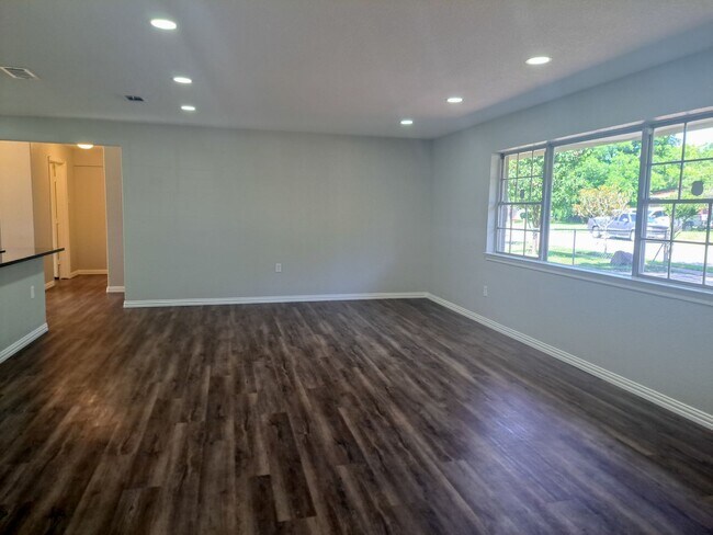 Building Photo - 5 bedroom / 2 bath