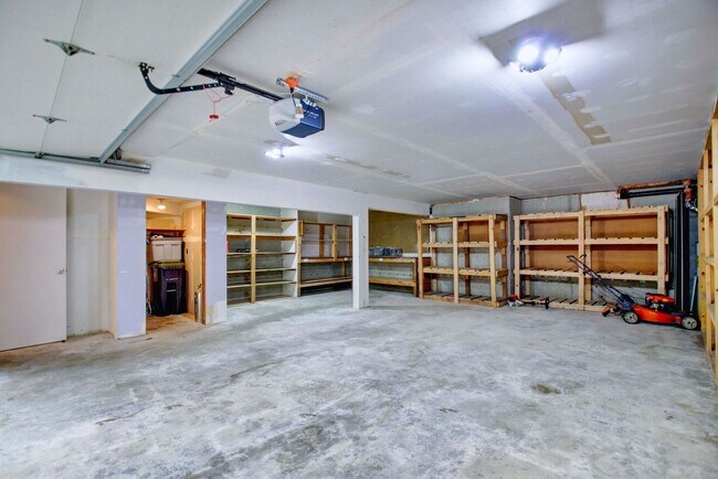 Building Photo - Lovely Clinton Home with Great Light and P...