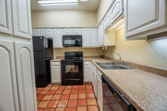 Building Photo - Robbins Place #208