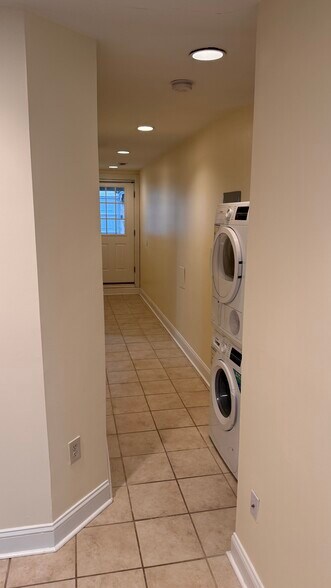 Building Photo - 1112 Oates St NE