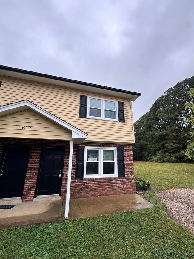 Building Photo - Adorable 2 bed 1 bath townhome! Short Dist...