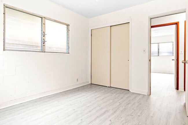 Building Photo - Newly renovated 3/1 with 2 Parking stalls