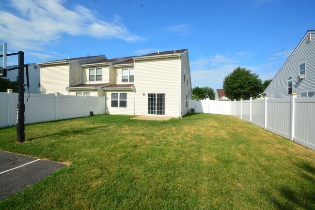 Building Photo - Stunning and Beautifully Updated Twin Home 3 Bedroom - Fenced In Backyard with a Basketball Court