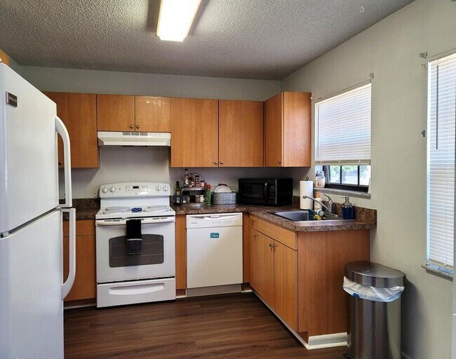 Building Photo - 311 SW Virden Ct
