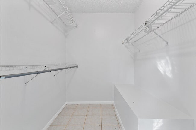 Building Photo - 608 NE 29th Dr