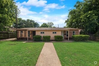 Building Photo - 506 N Elm St