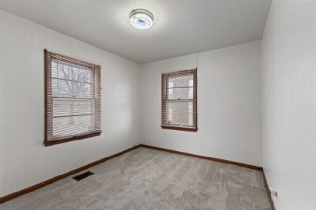 Building Photo - 1950's Charming 3 Bed Available Now!!