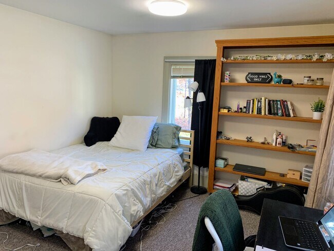 Building Photo - University Student Rental- Available for t...