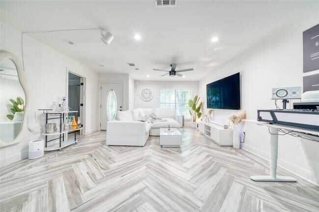Building Photo - 5911 Dawnridge Dr
