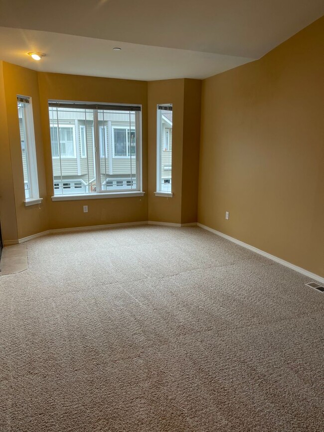 Building Photo - Spacious 2-Bedroom, 2-bathroom Townhome in...