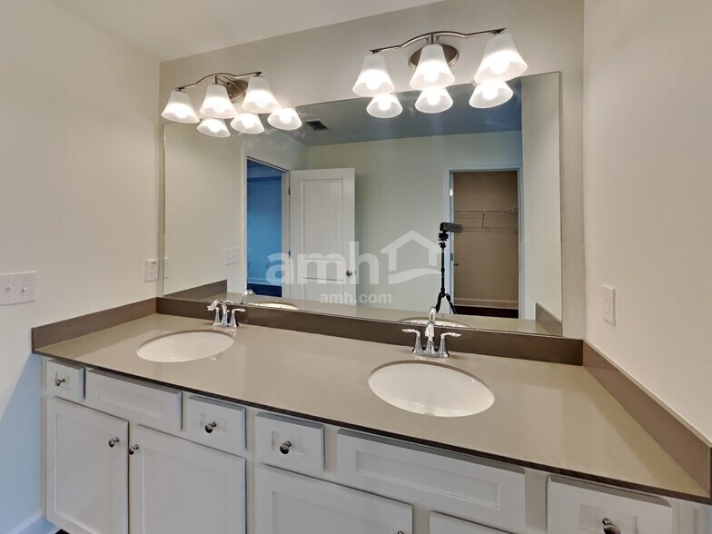 Building Photo - 33892 Thyme Dr