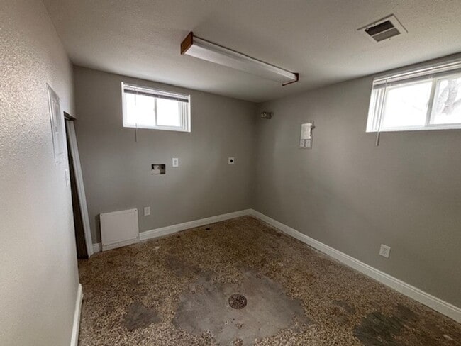 Building Photo - 4 Bedroom 2 Bath House by Frontier Park