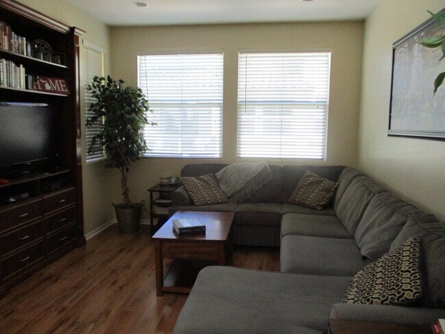 Building Photo - Calvera HIlls 2 bedroom 2 bath plus den To...