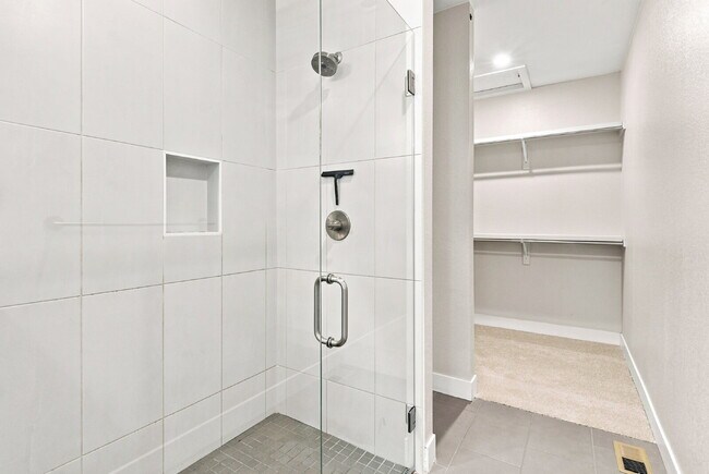 Building Photo - $3,740.95 - 4 bed, 3.5 bath Updated Townhome in Englewood!