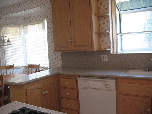 Kitchen - granite countertops / view - 3121 W Wyoming Ave