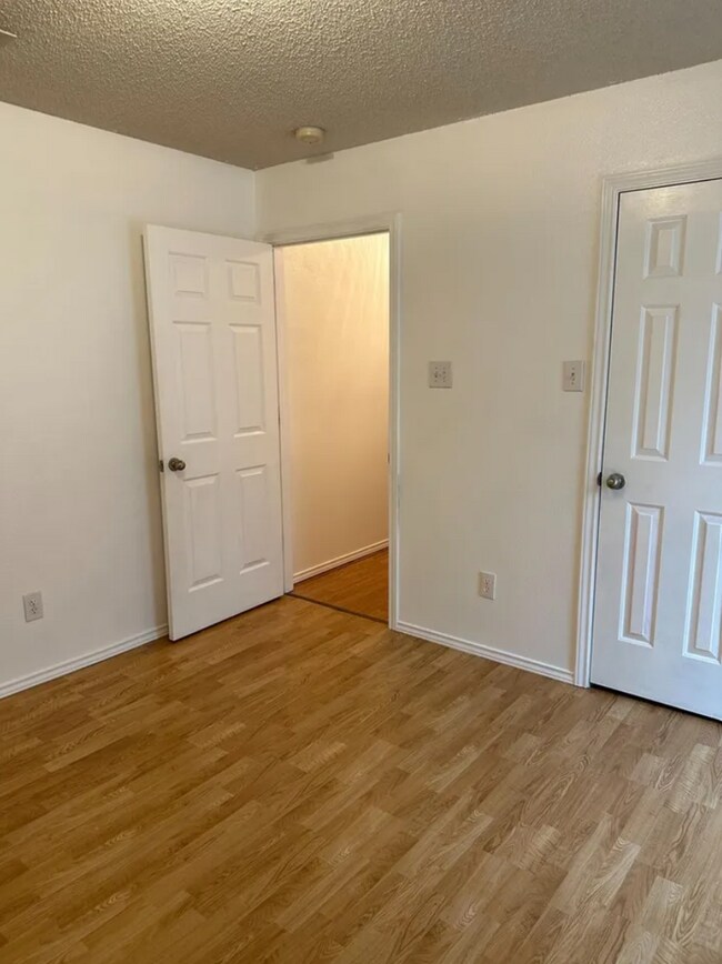 Building Photo - Spacious 3 Bedroom Home