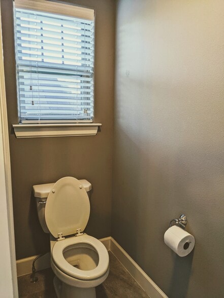 Building Photo - 700 Hawthorn Way