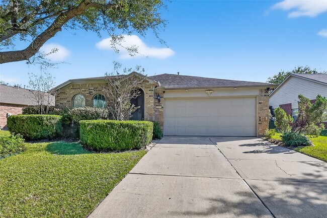 Building Photo - 827 Honeysuckle Vine Dr