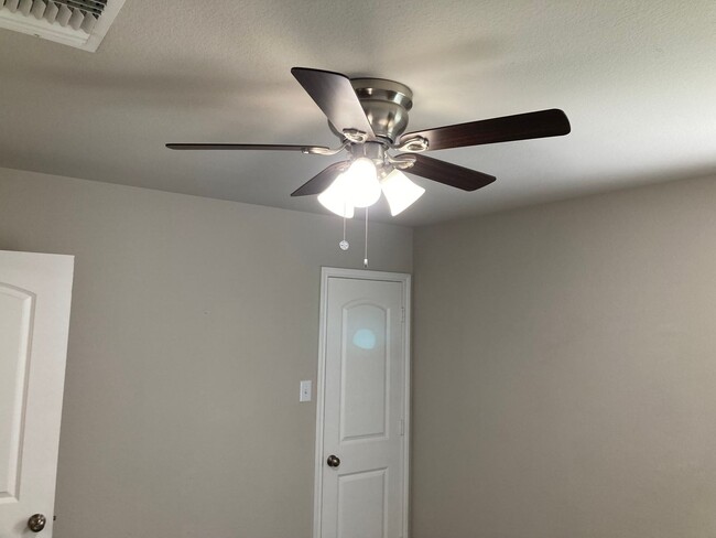 Building Photo - Three-bedroom, Two bath, two car garage Ho...