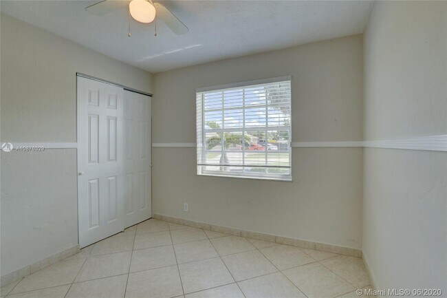 Building Photo - 4961 SW 17th St