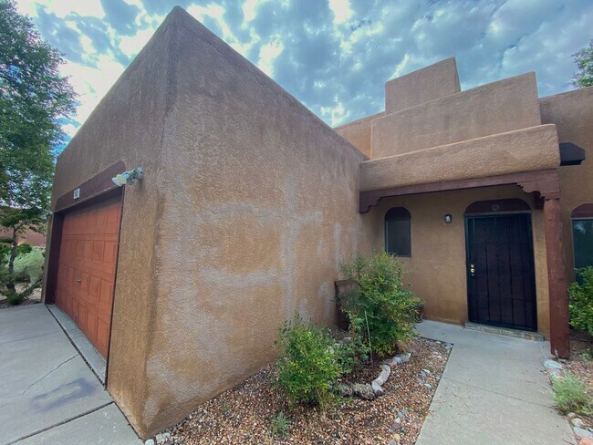 Building Photo - Spacious Home in Vista Primera