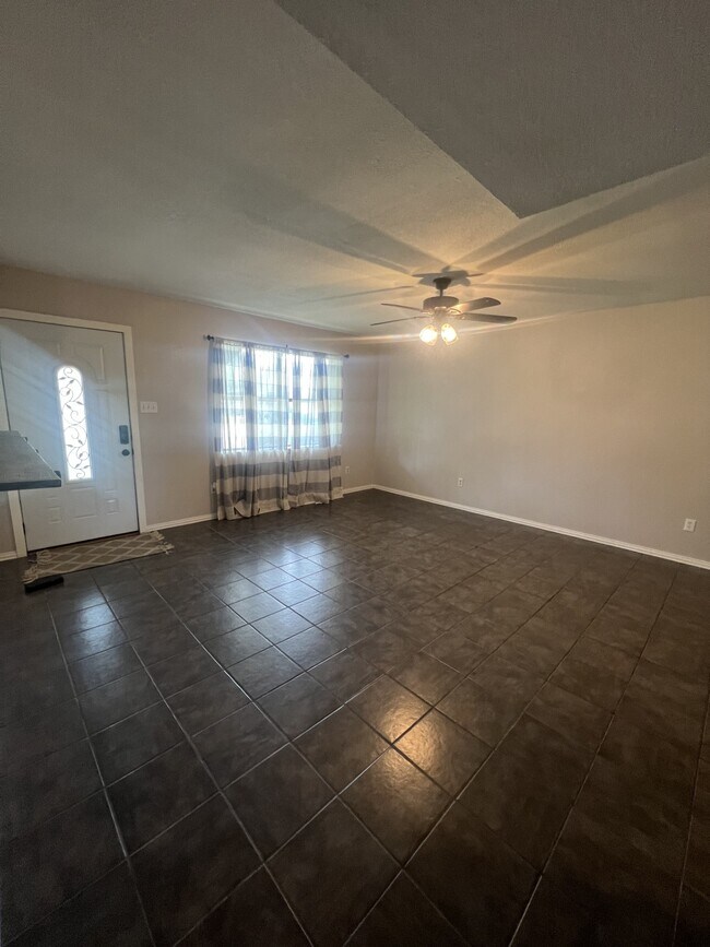 Building Photo - 2036 Lisa Cir