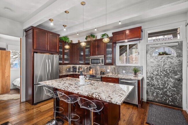 Building Photo - 210 E Hyman Ave