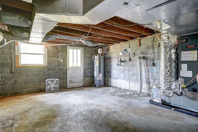 Building Photo - 1504 Bristol Caverns Hwy