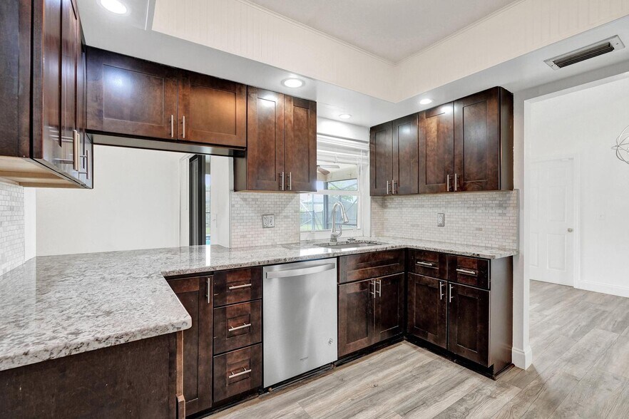 Building Photo - 5127 Woodstone Cir E