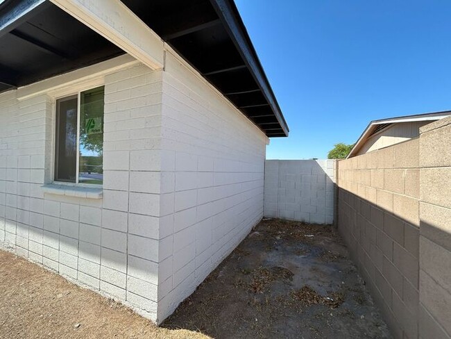 Building Photo - 1254 W Manhatton Dr
