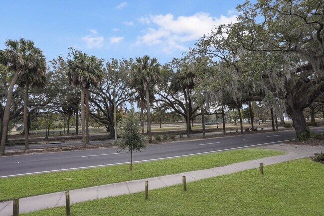 Building Photo - Charming 1 bedroom 1 Bathroom across from Daffin Park