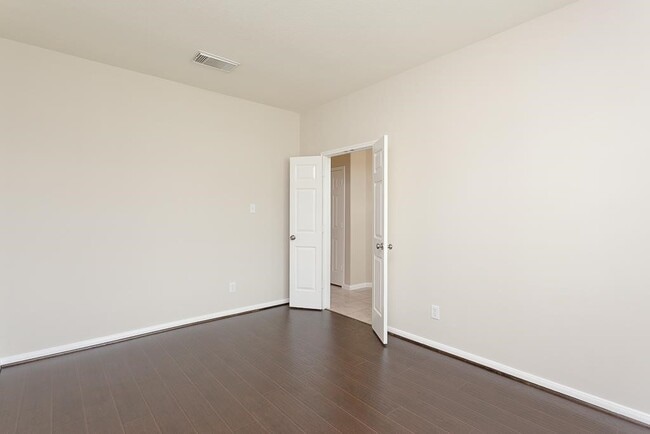 Building Photo - 3327 Summerwood Ln