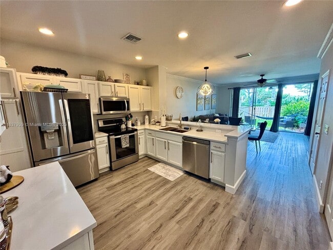 Building Photo - 8143 Bellagio Ln