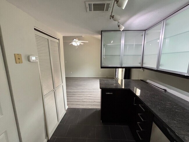 Building Photo - Fully Furnished 1/1 Just Minutes from Casc...