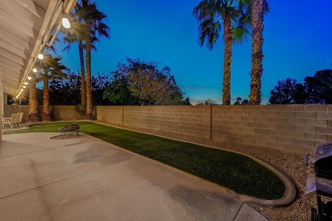 Building Photo - Henderson Single-Story Gem with Gas Firepl...