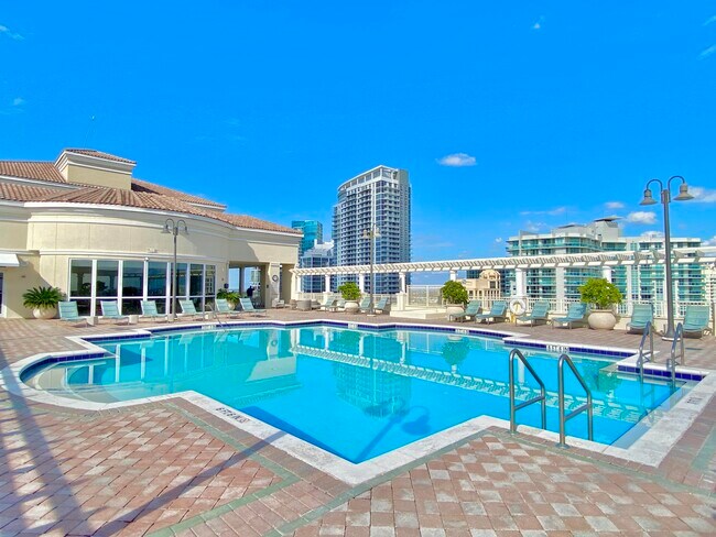 Building Photo - 511 SE 5 Ave