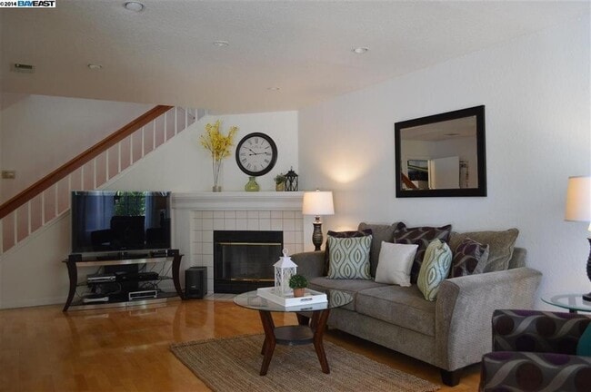 Building Photo - COMING SOON! $3,500 / 3BR - 1383 S.F. GORG...