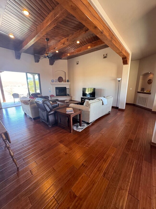 Building Photo - Gorgeous Fully Furnished rental on 1 acre,...