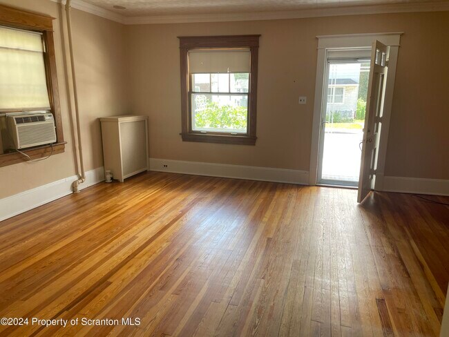 Building Photo - 1312 Main St